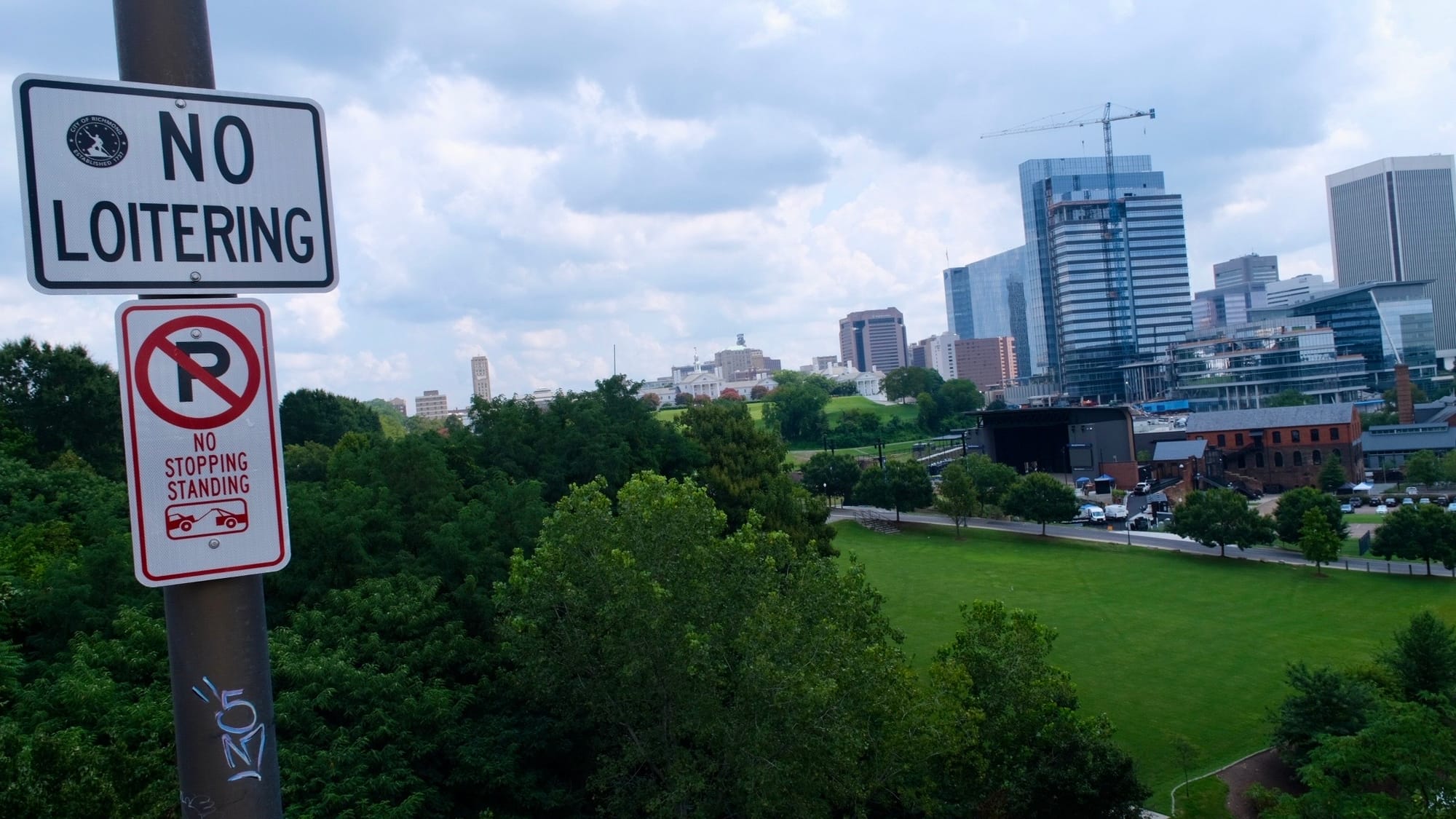 New amphitheater leads city to put up No Loitering signs on Lee Bridge